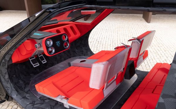 Peugeot въвежда така наречения "drive by wire" - управление по жицата. Видяхме го още преди десетилетие в Infiniti Q50, виждаме го и днес в някои електромобили. Но при тях все пак има дублираща кормилна колона за допълнителна сигурност, ако eлектронната система откаже. Не и при Peugeot обаче.