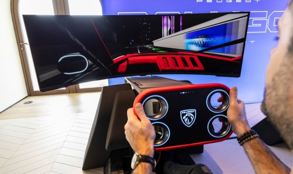 Тук кормилна колона няма да има. Вместо това ще има два работещи заедно електромотора, така че дори при отказ на единия управлението няма да пострада. Hypersquare ще има необикновено голямо предавателно число, така че ще ви е нужен по-малко от един пълен оборот, за да завъртите колелата открай докрай. При обикновените автомобили това отнема средно над три пълни оборота. 
НА СНИМКАТА: Тествахме какво е да караш с толкова бърз... не точно волан, на специално подготвения от Peugeot тренажор
