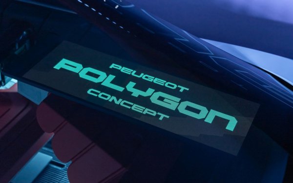 Под някаква форма до завода ще стигнат и ефектните LED светлинни ефекти по предната и задната броня. А също и другата най-оригинална идея тук: премахването на таблото и екраните за сметка на един новаторски head-up  дисплей пред шофьора, с необиновени размери - само 24 сантиметра широк, но висок по цялата височина на предното стъкло. И воланът, и седалките могат да се поръчват в индивидуални цветове и тапицерии от клиента. 
