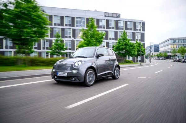 Все още не можем да дадем ясни индикации за цената на бъдещите ловешки модели на e.GO. В Германия базовият модел стартира от 21 900 евро преди две години. Сега по-високата версия Life Next ще се появи на пазара за 26 650 евро, но от тях трябва да се приспаднат трите различни екопремии, достъпни в момента в Германия, и така крайната цена пада до 16 990 евро. 
Тази сума обаче не е показателна. Първо, все още става дума за ранни и малки производствени серии от по няколкостотин автомобила, преди производителят да е постигнал своя break even point (при 14 000 бройки, според Херман). Второ, производителите на електромобили масово завишават цените за държавите, в които има държавна субсидия. В страни без субсидии като България стартовите цени са по-ниски. 
