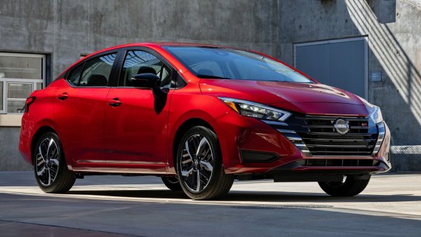 Дебютът на Versa поколение N18 (на други пазари моделът е познат като Almera и Sunny) се състоя през пролетта на 2019 г. След фейслифта през 2022 г. това остава най-достъпната кола на пазара в САЩ. Компактния седан с безалтернативен 1,6-литров атмосферен бензинов HR16DE двигател (известен и като Renault H4M) с мощност 122 к.с., съчетан с 5-степенна ръчна скоростна кутия, може да бъде купен за 16 390 долара.
