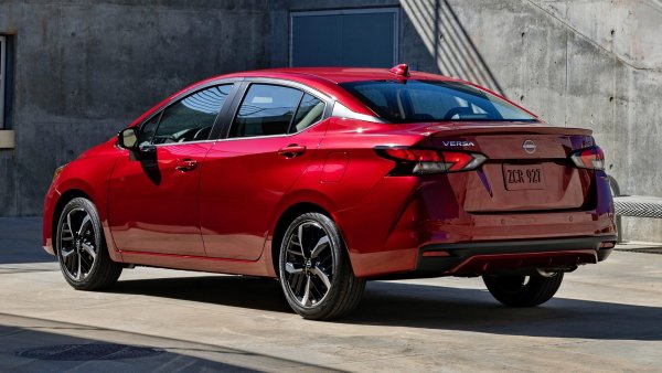 Разбира се, това ще бъде празно, като барабан, "студентско" оборудване. За него обаче също са предвидени доста опции, които могат да бъдат получени срещу допълнително заплащане, а аналогичен вариант със CVT започва от $18 990. В България този модел не се предлага.
