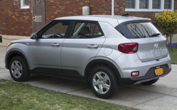 Южнокорейците твърдят, че автомобилът харчи около 8 л/100 км в града и към 7,1 л/100 км на извънградско. Още в базовото оборудване са включени системи за предупреждение от челен сблъсък и за поддържане на лентата на движение, както и медийна система с 8-инчов цветен сензорен екран.
