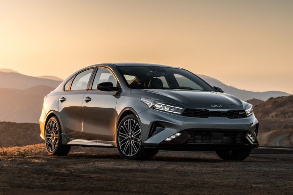 Премиерата на бюджетния седан KIA Forte (известен и като Cerato) се състоя през 2018 г. Две години по-късно моделът бе значително актуализиран и претърпя последния рестайлинг през 2023 г. Базовата версия LX е само с 90 долара по-скъпа от Hyundai Venue, но включва двулитров атмосферен двигател G4NA от семейството Nu с мощност 147 к.с., съчетан с безстепенна трансмисия. Разходът по каталог е 7,8 л/100 км в града и 5,7 л/100 км извън него.
