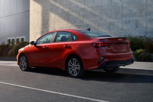 Трябва да се отбележи, че дори този пакет има добро опционално съдържание - главен медиен модул с 8-инчов сензорен екран, поддръжка за Android Auto и Apple CarPlay, камера за задно виждане, безключов достъп, системи AutoHold и поддържане на лентата на движение, както и автоматично управление на фаровете. В България този модел не се предлага.
