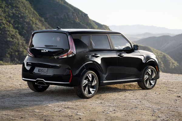 Базовата конфигурация LX се предлага за $20 190 долара и включва не само безключов достъп и медийна система с 8-инчов сензорен екран и възможност за интегриране със смартфон, но и редица електронни асистенти, включително системи за наблюдение на мъртвата точка, за поддържане на лентата и за избягване на сблъсък на заден ход.
