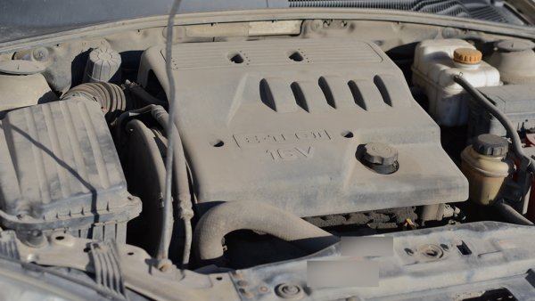 Недостигът на масло след една седмица престой също води до повишено износване на триещите се части по време на студен старт. Маслото отново се изпомпва през системата за смазване, но това отнема време и в първите секунди след стартиране двигателят е износен. Това е особено опасно при температури под 5 градуса, когато вискозитетът на лятното масло намалява. 