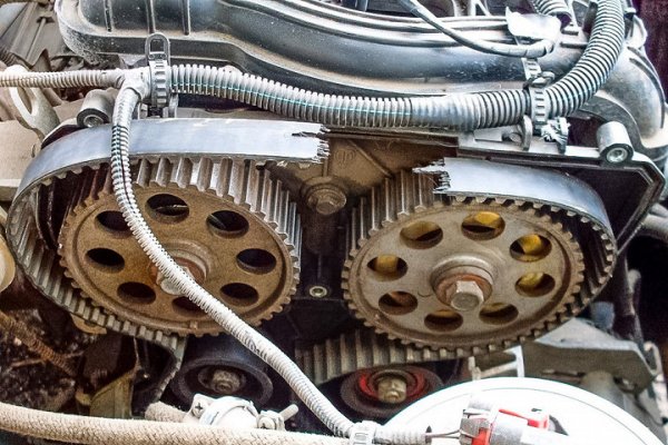 При дълги периоди на бездействие се активират окислителни процеси вътре в двигателя. Ако двигателят вече има плака по вътрешните повърхности на клапаните, тогава е вероятно след една седмица бездействие те да започнат да се вкисват. Натоварването върху задвижващата система на мотора ще се увеличи.

В допълнение, маслото напуска повдигачите на клапаните и газоворазпределителния механизъм, което също води до увеличаване на съпротивлението и до отслабване на обтегачите. Ето защо стартирането на стар двигател след дълъг период на бездействие е свързано с редица рискове. Например, отслабеният ангренажен ремък (или верига) може да прехвърли особено при подаване на газ в първите секунди след стартиране. И това е изпълнено със скъпи ремонти.