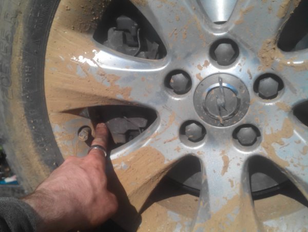 Ако след дъждове оставите кола с мокри спирачки за няколко седмици без движение и в локва, тогава има голям риск да се появи ръжда върху спирачните дискове. Първоначално това ще бъде светлочервен цъфтеж. След това почернява и накрая се образува коричка. Не си струва да се надявате, че плаката ще изчезне, докато карате. 