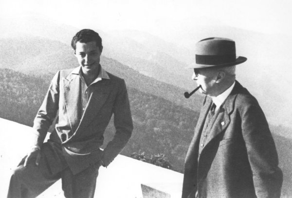 "Всичко, което имам, съм го наследил. Всичко е създадено от моя дядо. Дължа всичко на правото на наследяване, единствено добавих към това задължението да съм отговорен". 
На снимката младият Джани е с дядо си, сенатора Джовани Аниели
