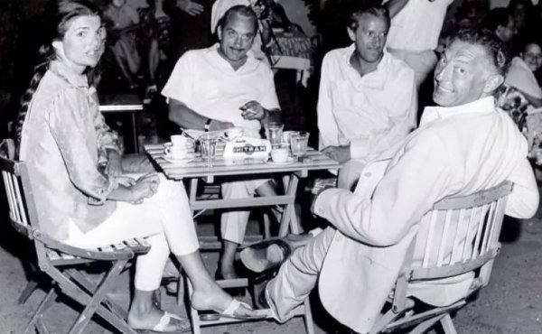 "Мъжете се делят на две категории: такива, които говорят за жени, и такива, които говорят с жените. Аз предпочитам да не говоря за жени".
На снимката с Жаклин Кенеди
