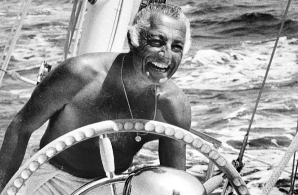 "Всеки е плейбой. Всеки се опитва - някои успяват, други не". 
