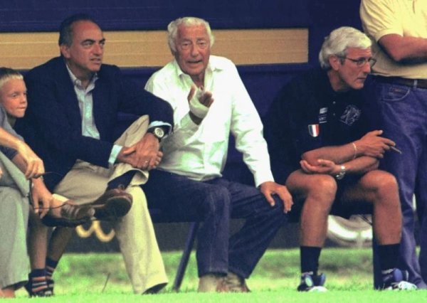 "Не бих разменил шампионска титла на "Ювентус" за шампионска титла на Ferrari".
На снимката е с Роберто Бетега, дългогодишния вицепрезидент на Ювентус, и с треньора Марчело Липи
