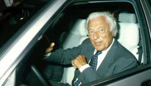 "Имам шофьор, но той никога не кара. Винаги карам аз. Това е навик. Някога са казвали: има хора, които искат да карат каляската, и хора, които искат да се возят в нея. Аз искам да карам".
