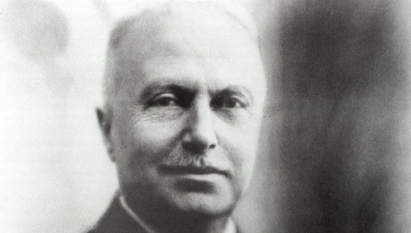 "Не ме наричайте сенатор. Всеки път, когато го чуя, си мисля за дядо си. Сенаторът е той. Моето прозвище е адвоката Аниели, и то ми стига" (впрочем, макар и дипломиран юрист, Аниели никога не е държал адвокатски изпит).
На снимката е Джовани Аниели, дядото на Джани - основател на Fiat и сенатор
