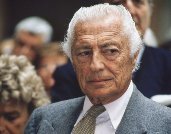 "Нямам никаква страст за политика и към политици. Осъзнавам, че това е необходимо занимание и че, поне на теория, е най-благородното от всички - онова, което движи интересите на полиса, на обществото. Но не ми харесват неизбежната разделеност на партиите и също толкова неизбежният егоизъм на онези, които ги ръководят". 
