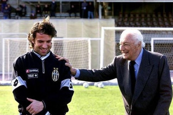 "Навремето излизаха по улиците да протестират срещу Fiat. Сега излизат да протестират, защото Роберто Баджо не отива в "Ювентус". Бих казал, че страната се подобрява" 
На снимката е със звездата на Юве Алесандро Дел Пиеро
