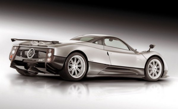 Роденият в Аржентина Орацио Пагани работи дълги години като инженер за Renault и Lamborghini, преди да създаде своя собствена компания за суперавтомобили през 1992. Пагани е прочут перфекционист и работата по първия модел отнема цели седем години. Но когато най-после Zonda е показана пред публика през 1999, ефектът е сензационен. А през 2005 се появява най-прославената версия на модела - Zonda F, кръстена в чест на Хуан Мануел Фанджо. Задвижвана от същия 7.3-литров V12 от AMG, тя обаче развива цели 602 конски сили благодарение на ред подобрения. Произведена в лимитирана серия от 25 бройки, Zonda F днес е мечта за колекционерите. 
