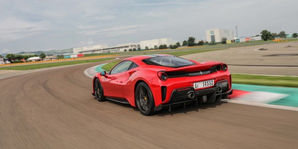488 Pista е сериозно доработен вариант на 488 GTB, въпреки че максималната му скорост се е увеличила само с 10 км/ч. 710 конски сили и агресивна аеродинамика, това казва почти всичко.