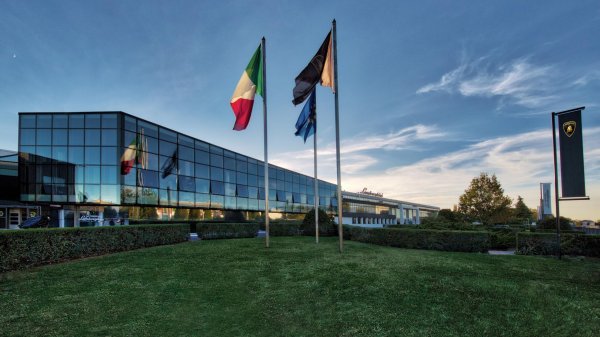 Базата на компанията е в Сант’Агата Болонезе, град в северната част на Италия, където са Маранело и Модена. От 1998 година Lamborghini е собственост на Audi, но произвежда колите си само в своята фабрика. И сега Lambo произвежда повече коли отвсякога – през 2019 компанията постигна рекордни продажби – 8205 коли. За справка – през 2001 година продажбите по-малко от 300 коли.
