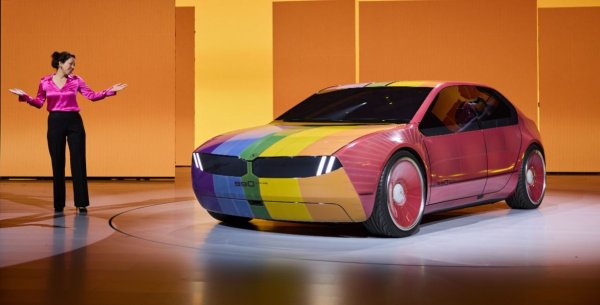 Нововъзникващите технологии могат да позволят нови приложения за екстериора на автомобила. Германският концерн BMW създаде експериментално повърхностно покритие, импрегнирано с &bdquo;дигитално мастило&ldquo;, подобно на използваното в електронни четци като Kindles. Когато през този пласт премине електричество, то може да създаде пикселни шарки - статични или движещи се - в 32-цветен спектър. И постига това, за разлика от LCD екраните, с ограничено потребление на енергия, което е важно за пробега на електрическите превозни средства.