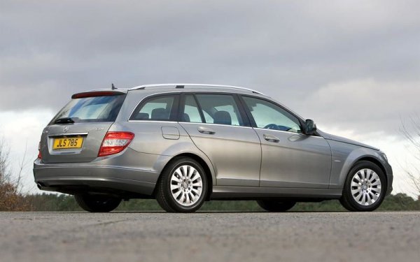 Този модел често е пренебрегван в полза на по-големи му брат E-Class Estate, но си заслужава да бъде разгледан. Компактните размери го правят удобен за движение в града, като за предпочитане е поколението W204, произвеждано от 2011 до 2014 г. Най-добрата сделка е версията C220 CDI, като нейният 2,1-литров дизелов двигател работи добре и е достатъчно надежден, когато е свързан с 5-степенната автоматична скоростна кутия. През 2011 г. тя беше сменена със 7-степенна.
