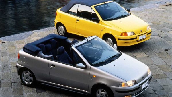 През 90-те години предложенията на автомобилните производители все още се отличаваха с пъстрота и многообразие. Затова и не е учудващо, че първото поколение на Punto имаше и версия кабриолет с мек сгъваем текстилен покрив и 2 плюс 2 места. 

Автомобилът изглеждаше доста приятно и имаше свои верни почитатели, като и до днес е интересна находка за феновете на италианските машини. Производството се извършва при Bertone, като между 1994 и 1999 година са направени около 55 000 автомобила. Отначало двигателят е 1,6-литров с 90 к.с., по-късно е заменен от 1.2 16V с 86 к.с.