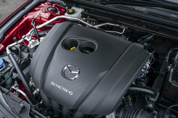 Философията на SkyActiv-G е японският отговор на европейското съкращаване на обема. Вместо да намаляват капацитета и да добавят турбокомпресори, инженерите на Хирошима се фокусират върху коригиране - оптимизиране на доказани технологии. Резултат? Атмосферни двигатели, които работят при леки натоварвания благодарение на по-големия си капацитет, което води до изключителна издръжливост.

Всъщност, Mazda и преди това имаше репутация на производител на изключително издръжливи двигатели, особено бензинови, а агрегатите с технология SkyActiv-G са поредното потвърждение за здравината на моторите на марката.
