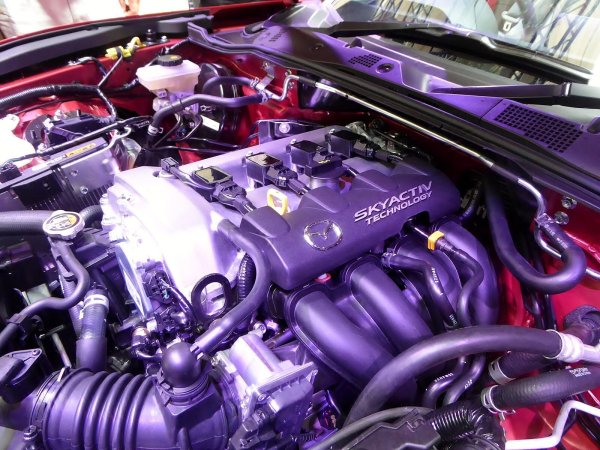 1496-кубиковият агрегат е създаден на базата на по-големия двигател 2.0, но с всички предимства на технологията SkyActiv. Алуминиев цилиндров блок с намален отвор и ход, чугунен колянов вал и, при версията MX-5, стоманен колянов вал за по-високи обороти.
Двигателят е оборудван с директно впръскване на гориво с индивидуално контролирани инжектори. Специално оформените всмукателни канали създават вихров ефект в горивната камера, което осигурява по-добро и равномерно смесване на горивото с въздуха. Изпускателна система 4-2-1 с дълги колектори е стандартна за всички двигатели на SkyActiv.

Най-честите проблеми са свещи, които не издържат дълго в този двигател, и повреда на запалителните бобини, което често е резултат от лошо качество на горивото. Съобщава се и за повишаване на нивата на маслото поради проникване на бензин, но официалните дилъри често приписват това на неправилно използване от страна на шофьорите.
