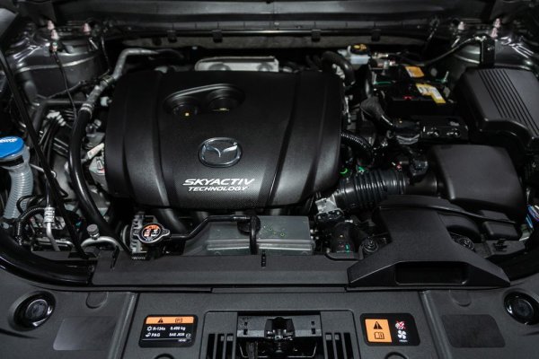 Ключът към дълголетието на двигателите SkyActiv-G е редовната смяна на маслото. Двигателят 2.0 SkyActiv-G има по-малко от 5 литра масло - 4,2 литра при смяната му. Във фабриката двигателите се пълнят с масло 0W-20, оригиналното масло е Mazda Supra-X. По същия начин в случая с двигателя 2.5 SkyActiv-G - 4.5 литра при смяна.

Mazda препоръчва смяна на маслото и филтрите на всеки 20 000 км или веднъж годишно. Механиците обаче съветват да се съкрати този интервал, особено при градско шофиране, което може да доведе до смесване на гориво с масло. Също така е много важно да зареждате с висококачествено гориво, което минимизира възможните повреди на оборудването.
