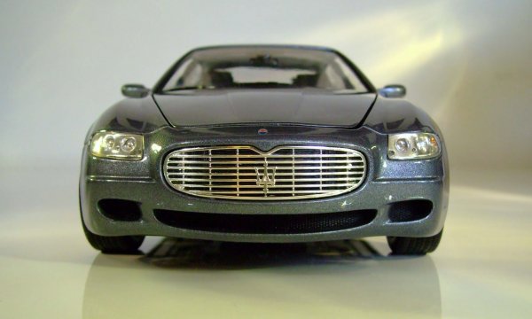 Quattroporte се появява малко след първата 7-а серия, нарисувана от Крис Бенгъл и въпреки това не остава незабелязан при луксозните и спортни седани.