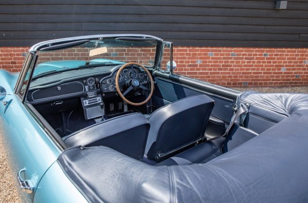 Това е един от общо 123 произведени екземпляра, като получава светлосиня цветове схема отвън и тъмносиня кожа в салона. Задвижването става с 4,0-литров редоми мотор с 6 цилиндъра, развиващ 282 к.с. Той е съчетан с 5-степенна механична скоростна кутия ZF.