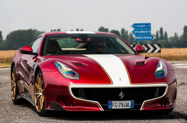 Ръководителите на компании карат не само автомобили от собственото си производство. Преди шест години, например, създателят на Pagani - Хорацио Пагани, получи единствен по рода си суперавтомобил във фабриката в Маранело.