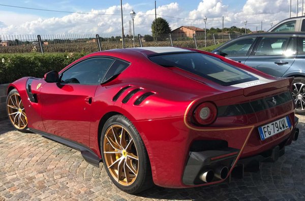 Специалната версия е създадена от отдела Tailor Made на Ferrari, който е специализиран в разработването на уникални машини. Колата получи специална боя и джанти, както и паметна плоча вътре.