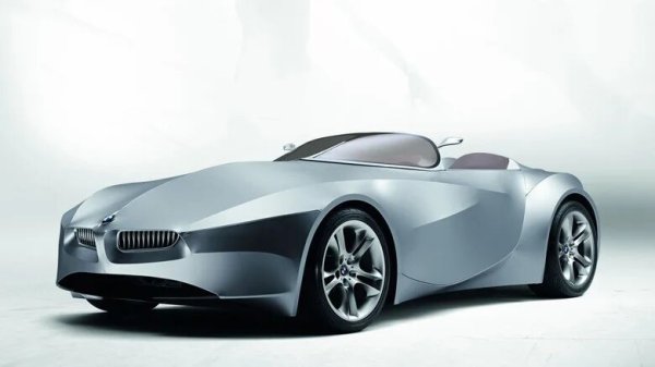 GINA Light Visionary е един от най-радикалните концепти на BMW. Вместо традиционна каросерия автомобилът използва специална еластична материя, която покрива цялото купе и издържа на вода, температурни промени и постоянно опъване.

Това решение води и до необичайна конструкция - материята се отваря по средата за достъп до двигателя, а вратите се движат нагоре и навън, за да запазят напрежението върху повърхността. GINA никога не стига до серийно производство, но остава един от най-смелите дизайнерски експерименти на BMW.
