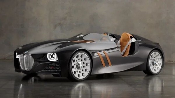 328 Hommage е създаден по повод 75-годишнината на легендарното BMW 328, модел с огромен принос за успехите на марката в европейския автомобилен спорт. Концептът пренася класическата визия в модерната епоха и използва въглеродни композити, алуминий и кожа.

BMW създава автомобила основно за да впечатли публиката и медиите, а серийна версия никога не е обсъждана. Така 328 Hommage остава дизайнерска почит към една от най-важните модели в историята на марката.

