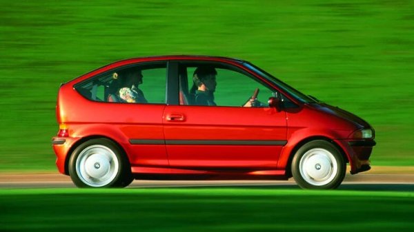 BMW E1 показва, че интересът на марката към електромобилите съвсем не е нов. Концептът дебютира в началото на 90-те години като практичен електрически автомобил, разработен в отговор на строгите изисквания на Калифорния за автомобили с нулеви емисии.

Проектът е сред ранните опити на BMW да създаде електрически автомобил, който може реално да се използва, но липсата на достатъчно пазарен интерес спира развитието му. E1 остава важна част от ранната електрическа история на BMW.
