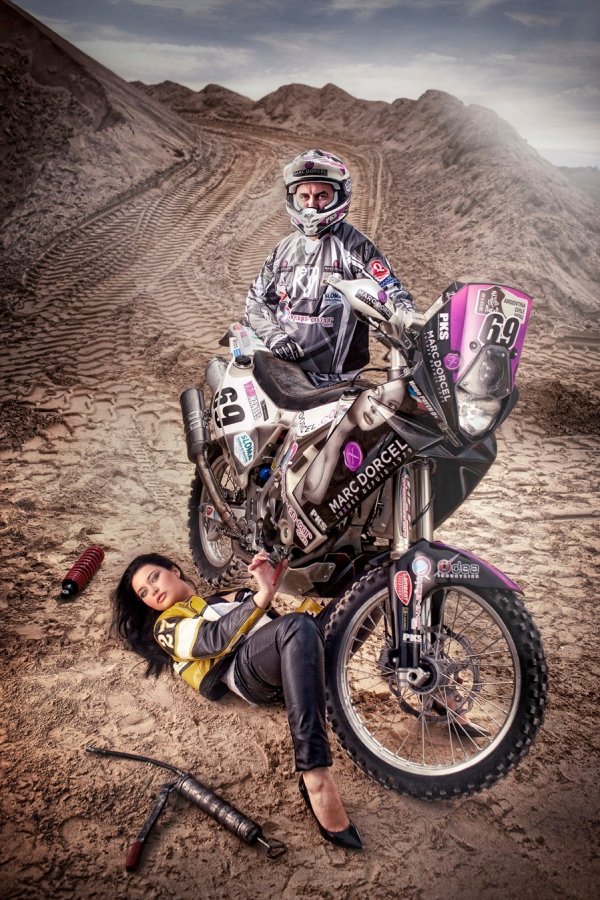 Дакар 2011 - Порнозвездата Ана Полина краси мотора на каращият с култовия №69 френски мотоциклетист Юго Пайен
