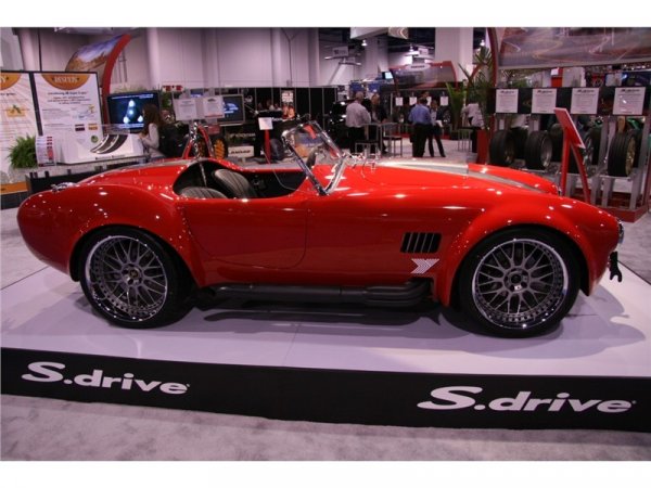 Гумите са Yokohama с размер 255/40 R19 - отпред и 285/30 R20 - отзад