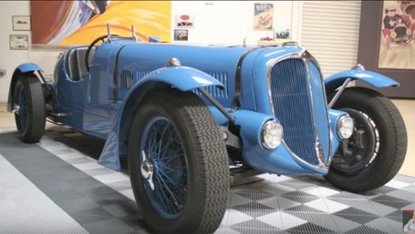 За жалост този легендарен френски производител отдавна вече не съществува - последната Delahaye бе произведена през 1954. Проектирана от младия талант Жан Франсоа, версията 135 S е сензация за времето си, завършва втора и трета в легендарното рали Mille Miglia през 1936, и после втора и трета в 24-те часа на Льо Ман през 1938. На практика няма две идентични машини от този модел, защото Delahaye възлага купетата на най-различни ателиета - Chapron, Figoni & Falaschi, Letourneur et Marchand, Frеres Dubois, J Saoutchik...
