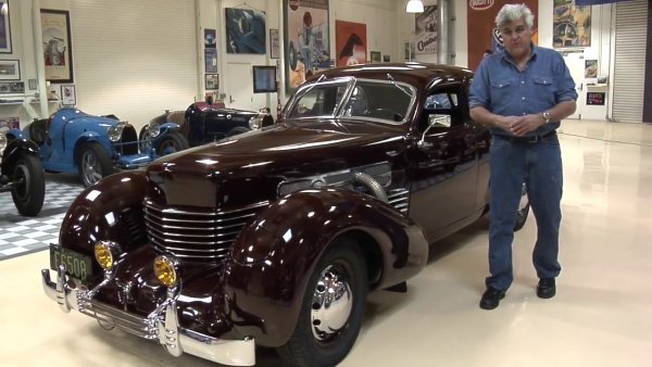 Един от най-технологично напредничавите американски луксозни модели от 30-те, с новаторско за времето си предно предаване и с прибиращи се в купето светлини. Cord е поделение на компанията Auburn, но и двете не успяват да изплуват от Голямата депресия и затварят врати през 1937. 
