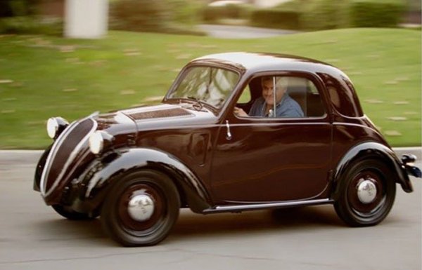 Изпреварила VW Beetle с няколко години, това е първата истинска "народна кола" в Европа. Моторът й развива едва 13 и половина конски сили, а максималната скорост e eдва 105 км/ч. Но колата е евтина, лека, а самият Лено я определя и като забавна за каране. "Тополино" е италианската дума за малко мишле.
