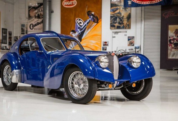 Тук не сме добавили дата, защото всъщност това в гаража на Джей Лено не е оригиналният Type 57, сглобяван от Жан Бугати през 30-те. Запазените автентични бройки са едва една шепа, и всяка би струвала над 30 милиона долара. Лено притежава реплика.
