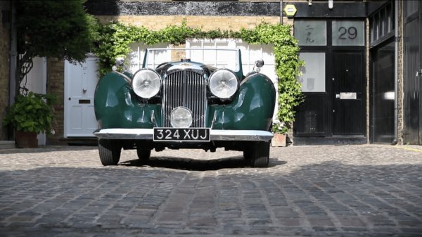 Оригиналната Lagondа, създадена за 24-те часа на Льо Ман, е толкова рядка, че дори и самият Джей Лено е бил принуден да се задоволи с реплика. Но не каква да е реплика, а дело на прочутия "Лагонда Джо" Хардинг, специализиран реставратор, който използва колкото е възможно повече оригинални компоненти. 
