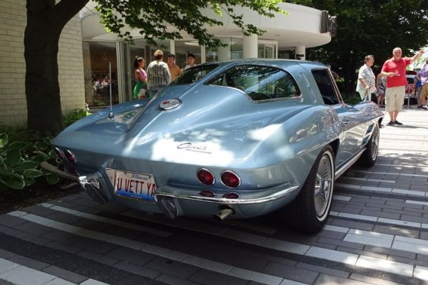 Тази версия на първия Stingray, с разделения на две заден прозорец, е може би най-класическата машина в цялата история на Corvette и е разбираемо, че тук Лено се е отказал от любимите си модификации и просто е възстановил колата в оригиналното й състояние. Мощността е 360 конски сили - фантастично много за зората на 60-те години. 
