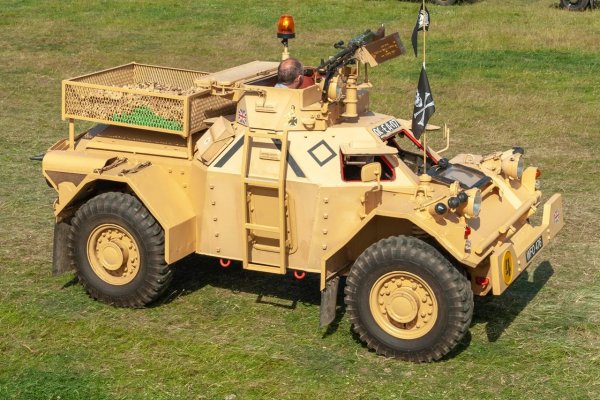 Лено се шегува, че избира тази кола, когато не иска да бъде притесняван. Произведена от британското поделение на Daimler за нуждите на армията, тази машина се задвижва от двигател Rolls-Royce, има картечница Вrowning и развива около 96 км/ч. Джей я е оборудвал с мигачи и всичко необходимо, за да има право да я кара по улиците. Другите шофьори стават странно спокойни и услужливи, когато видят дулото на картечницата.
