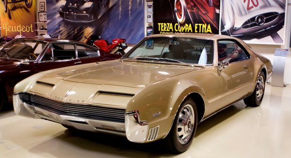 Една от първите американски коли, произвеждани серийно с предно предаване. Само че първото нещо, което Лено е направил със своя, е да го модифицира така, че да се задвижват задните колела. Моторът също е здравата тунингован и развива близо 1000 конски сили.
