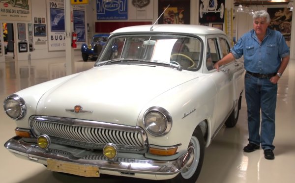 "Тя е комична", казва Лено. "Ясно показва защо комунизмът се провали". Мечтата на обикновените хора в СССР се струва на Джей твърде примитивна, немощна и изостанала на фона на американските автомобили от 60-те години - но пък той признава, че е много солидно построена и с по-добра защита от ръжда. "Освен това е интересна кола, а аз харесвам интересни коли".
