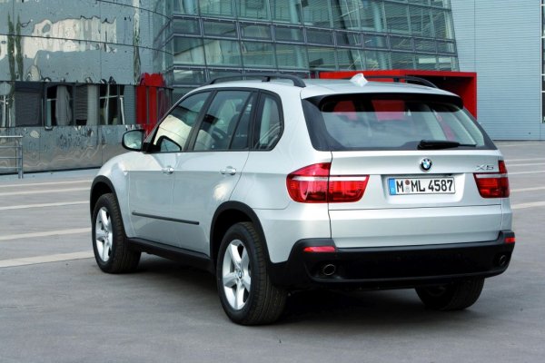 Тук нови са едва 115 автомобила, всичко друго е втора ръка. Самият факт, че употребяваното Х5 е по-популярно у нас от Corolla и Peugeot 307, говори много за спецификите на българския пазар. 
