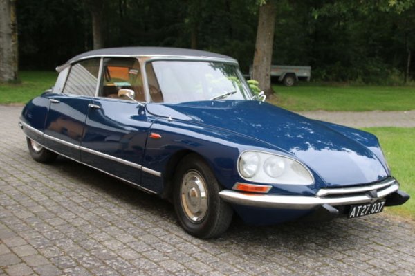 Моделът от 1955 г. е пример за успешен иновативен автомобил. Той привлича не само с авангардния си дизайн, но и с хидропневматичното окачване с променящ се клиренс. Между другото, колелата на DS могат да се сменят без крик. Citroen DS също така получава предни дискови спирачки и полуавтоматична скоростна кутия, а по-късно към модела са добавени и адаптивни фарове.